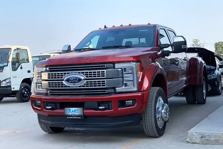 Về an toàn, Ford Super Duty F-450 Platinum 2019 đi kèm túi khí trước, túi khí bên, túi khí rèm, hệ thống cảnh báo điểm mù, cảnh báo phương tiện cắt ngang khi lùi và cảm biến lùi tiêu chuẩn.