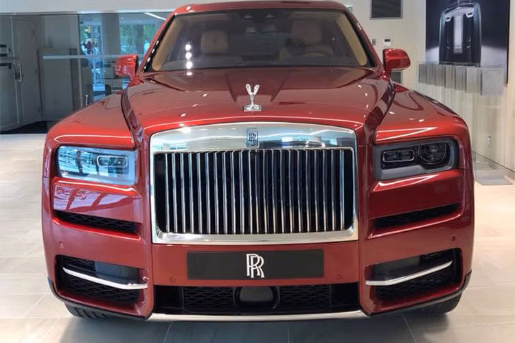 SUV siêu sang Rolls-Royce Cullinan 2019 được trang bị cụm đèn pha hình chữ nhật không hầm hố như loại trên Phantom 2018, nhưng được thiết kế theo phong cách vuông vắn hơn. Bên trên đèn pha, phần gờ của nắp capô không được thiết kế mượt mà, nhiều đường cong khiến nó thanh thoát và đẹp hơn hẳn những chiếc SUV khác.