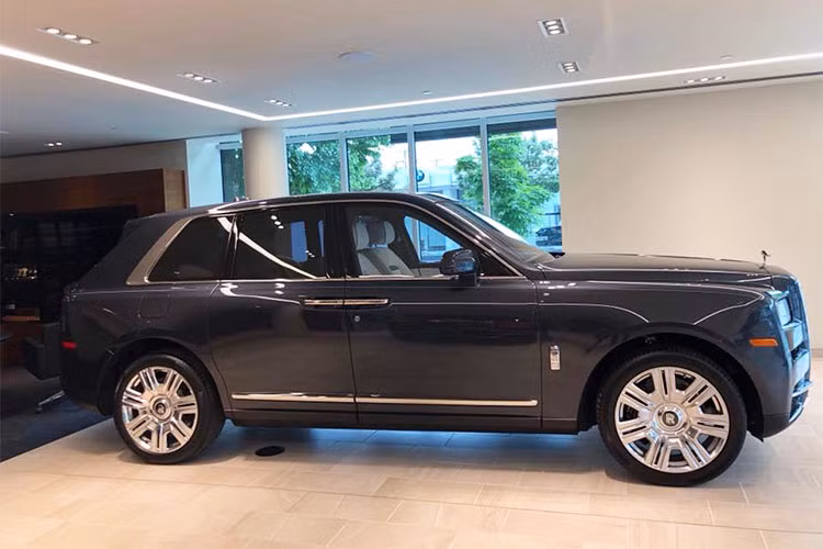 Để cạnh tranh với Bentley Bentayga, Rolls-Royce sẽ sử dụng động cơ tăng áp V12 trên Cullinan, dung tích 6,75 lít, cho công suất tối đa 563 mã lực và mô-men xoắn cực đại 850 Nm. Hộp số tự động 8 cấp. Xe được xây dựng trên kết cấu khung gầm bằng nhôm và hệ dẫn động bốn bánh, đi kèm các trang bị và công nghệ mới nhất.