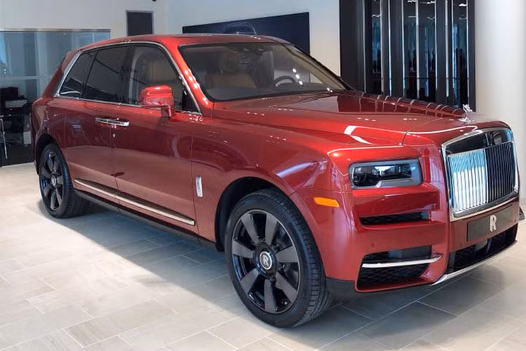 Vừa được ra mắt vào ngày 10/5/2018 vừa qua, mẫu SUV siêu sang Rolls-Royce Cullinan mới đã nhanh chóng thu hút được sự quan tâm của nhiều khách hàng. Mới đây trên mạng xã hội, một số đại lý tư nhân đã cập nhật những hình ảnh mới nhất về mẫu xe này và nhận đặt hàng để đưa về Việt Nam, tuy nhiên mức giá chưa tiết lộ.