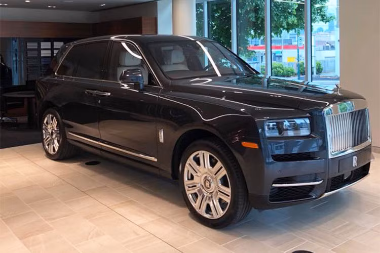 Theo đại diện Rolls-Royce Motorcars Hanoi - nhà phân phối chính hãng Rolls-Royce tại Việt Nam cho biết; giá Cullinan tại Việt Nam sẽ từ 41,277 tỷ đồng, với chế độ bảo hành 4 năm, không hạn chế số km. Hiện chưa rõ mức giá của các đại lý không chính hãng tại Việt Nam, nhưng theo một số nguồn tin, rất có thể nó sẽ rẻ hơn chính hãng.