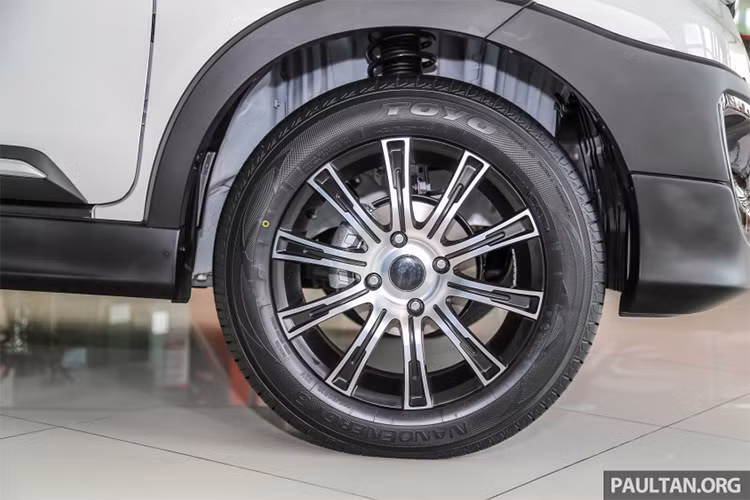 Mâm xe hợp kim kích cỡ 16 inch dạng đa chấu, thân xe với các đường nét vuốt nhẹ nhàng khiến chiếc xe MPV 7 chỗ này trở lên mềm mại hơn. Trên phiên bản mới nó còn được thiết kế thêm đề can mới dạng chữ X bắt mắt.