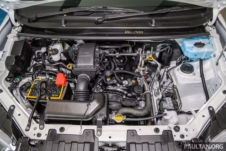 Ở khả năng vận hành, Avanza được trang bị 2 loại động cơ, gồm động cơ xăng 1.3 lít có công suất tối đa 99 mã lực và mô-men xoắn cực đại 123 Nm và động cơ xăng 1.5 lít với công suất 107 mã lực và 140 Nm. Cả hai động cơ kết hợp với hộp số sàn 5 cấp tiêu chuẩn hoặc hộp số tự động 4 cấp tùy chọn, đi kèm hệ dẫn động cầu sau.