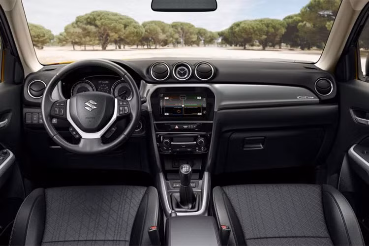 Bên trong Suzuki Vitara 2019 cũng xuất hiện mặt táp-lô bọc bằng chất liệu mềm mại hơn và màn hình đa thông tin dạng màu mới trong bảng đồng hồ. Ngoài ra, một nâng cấp về công nghệ đặc biệt cũng sẽ được hé lộ khi mẫu xe này chính thức ra mắt vào thời gian sắp tới.