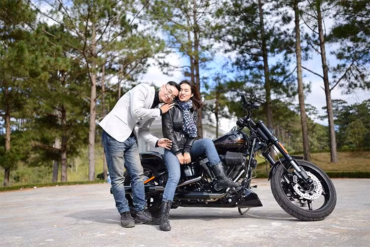 Được biết, đôi bạn trẻ này đều là những bikers đam mê môtô phân khối lớn. Và điều thú vị là họ đều đang làm việc cho những thương hiệu môtô đình đám nhất thế giới, chính hãng đang có mặt tại thị trường Việt Nam.