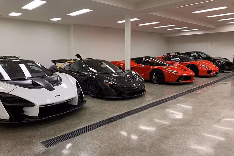 Cụ thể, những cái tên này bao gồm McLaren Senna chỉ có 500 xe trên toàn thế giới và bộ xe hypercar hybrid quyền lực Porsche 918 Spyder có 918 chiếc, Ferrari LaFerrari bán ra 500 xe và McLaren P1 chỉ 375 chiếc trên toàn thế giới. Bộ sưu tập xe hypercar ấn tượng của anh Hiệp khiến không ít đại gia lắm tiền trên thế giới phải ngưỡng mộ vì độ chịu chơi.