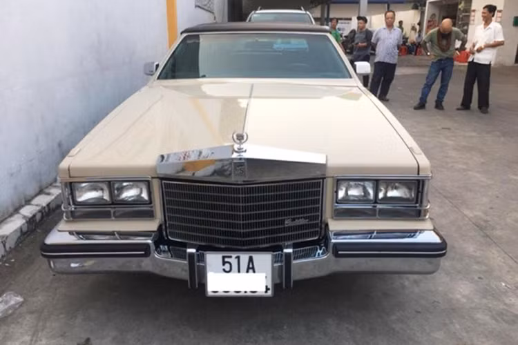 Đầu xe sẽ được làm phẳng, hệ thống đèn chiếu sáng hầu hết sẽ nằm trong những ô hình khối chữ nhật. Và không thể thiếu khắp thân xe là hàng loạt chi tiết chrome. Điểm đặc biệt của chiếc Cadillac Seville đời 1984 này là phần mui xe bằng vải màu đen, đây là tùy chọn đặc biệt có tên gọi "Full Cabriolet Roof".
