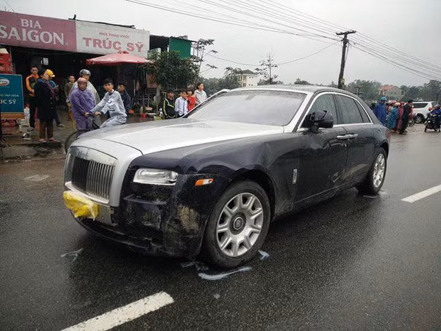 Ngoài ra, nẹp kính chắn gió bên phải của chiếc Rolls-Royce Ghost còn bị bung ra. Nằm cách chiếc Rolls-Royce Ghost một đoạn là chiếc xe máy của người tham gia giao thông cùng chiều bị hư hỏng nặng.