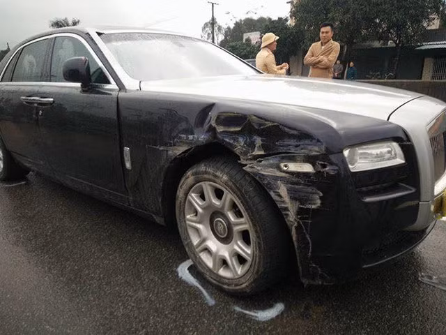 Tại hiện trường vụ tai nạn, chiếc xe sang Rolls-Royce Ghost nằm giữa đường. Cả hai bên chắn bùn trước của chiếc xe hạng sang này đều đã bị biến dạng. Sườn xe bên trái có vẻ cũng bị ảnh hưởng nặng nề bởi những cú va chạm mạnh.