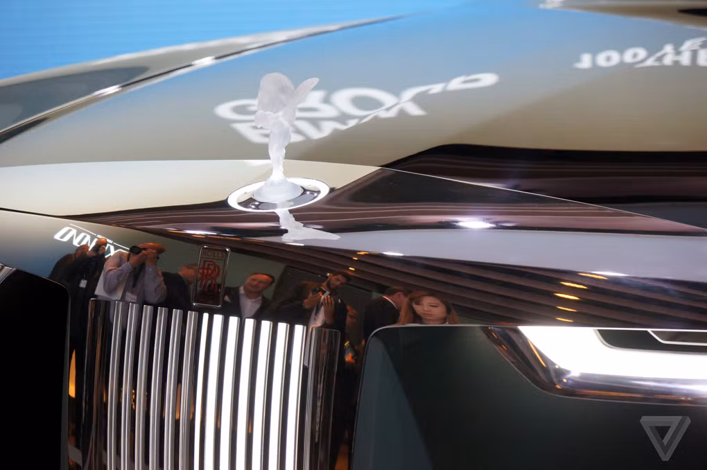 Đầu xe là mô hình "Spirit of Ecstasy". Đây được xem là hình ảnh của cỗ máy trí tuệ nhân tạo có chức năng điều khiển cho mẫu siêu xe hạng sang này, nó được hãng xe Roll-Royce đặt với cái tên Eleanor. 