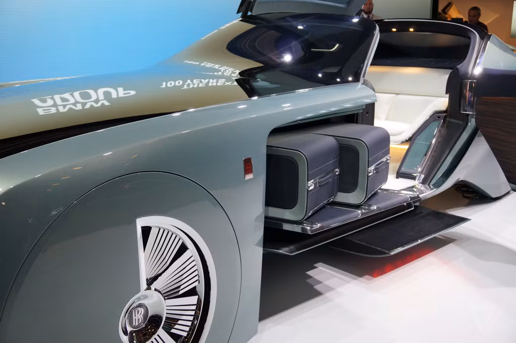 Đèn trước và lưới tản nhiệt đặt dọc mang đậm phong cách Rolls-Royce cổ điển: ấn tượng nhưng không quá cổ. Đuôi xe với thiết kế gầm cao cùng nhiều chi tiết mới, đi kèm với đó là logo Rolls-Royce.