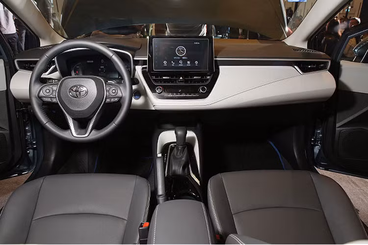 Việc giảm bớt đáng kể chiều cao xe góp phần đem đến cho Corolla mới vẻ ngoài năng động hơn. Chiều dài cơ sở của xe vẫn là 2.700mm, dung tích cốp 470 lít. So với Honda Civic, Altis mới dài hơn 10mm, rộng hơn 1mm và cao hơn 19mm, trục cơ sở của hai mẫu xe này là như nhau. 