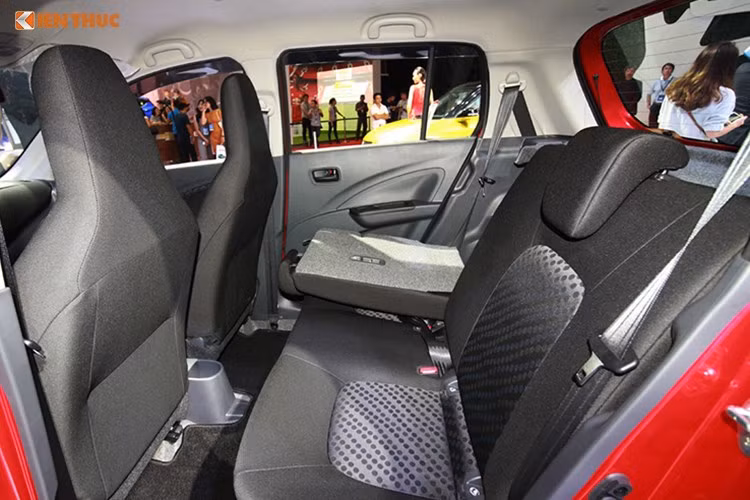 Nội thất xe bao gồm ghế điều chỉnh tay, màn hình giải trí dạng đen trắng. Celerio trang bị vô-lăng ba chấu, tay lái có thể điều chỉnh độ nghiêng, điều hòa hai vùng độc lập, đi kèm là hệ thống âm thanh giải trí 2-DIN với 4 loa, khóa cửa trung tâm, cửa sổ điện. Hệ thống an toàn trên xe gồm 2 túi khí trước, cảnh báo cửa bằng âm thanh.