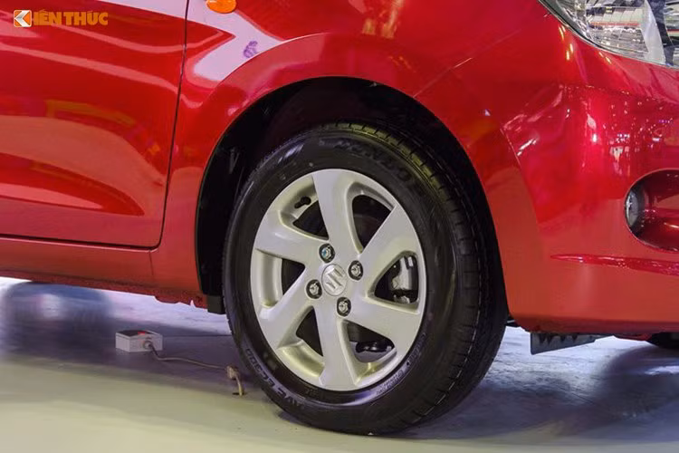Suzuki Celerio 2017 là cái tên mới duy nhất trong gian hàng của Suzuki tại kỳ triển lãm ôtô VMS 2017 vừa mới diễn ra hồi tháng 8 vừa qua. Đây cũng là lần đầu tiên Suzuki mang đến thị trường Việt Nam mẫu xe hatchback phân khúc A hoàn toàn mới, phân khúc với doanh số xe ôtô bán chạy nhất và cũng được nhiều người tiêu dùng quan tâm hiện nay.