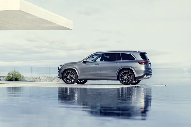 Như vậy, nhiều khả năng thế hệ mới của mẫu xe Mercedes-Benz GLS 2020 thế hệ mới này vẫn sẽ có mức giá hấp dẫn khi đối đầu với các đối thủ như BMW X7 vừa ra mắt (7,499 tỷ), Lexus LX570 (8,18 tỷ) hay Infiniti QX80 (6,999 tỷ đồng).