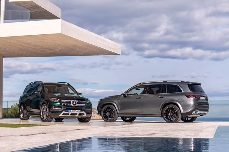 Hiện tại, các tư vấn bán hàng đã bắt đầu mời chào khách hàng Việt đặt cọc cho Mercedes-Benz GLS 450 thế hệ mới với thời điểm về nước dự kiến là đầu năm sau. Mức giá dự kiến vẫn chưa được hé lộ trong khi thế hệ hiện tại của mẫu SUV hạng sang này có giá 4,209 tỷ đồng cho phiên bản GLS 350d 4Matic thấp nhất.