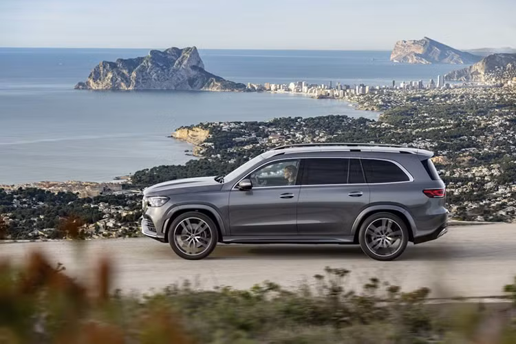 Ngoài ra, xe còn có phiên bản GLS 450 4Matic với động cơ 6 xi-lanh thẳng hàng, dung tích 3.0L, kết hợp với mô-tơ điện EQ Boost 48V, sản sinh công suất tối đa 383 mã lực và mô-men xoắn cực đại 750 Nm.