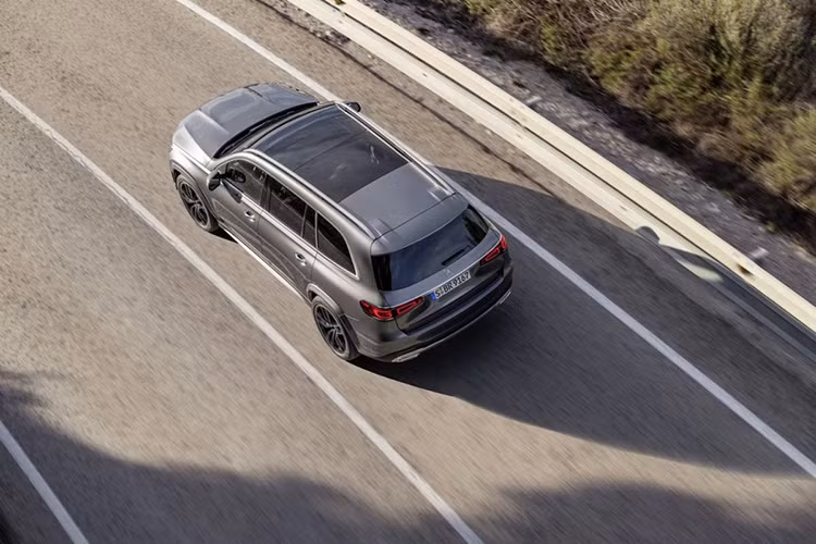 Thêm vào đó là 2 phiên bản GLS 350d 4Matic và GLS 400d 4Matic, sử dụng động cơ dầu 2.9L. Tất cả các phiên bản đều được trang bị hộp số tự động 9 cấp 9G-Tronic và hệ dẫn động 4 bánh 4Matic. Tại thị trường nước ngoài, Mercedes-Benz GLS 2020 có nhiều phiên bản động cơ nhưng dự đoán 2 bản GLS 350d 4Matic và GLS 450 4Matic sẽ được mang về Việt Nam.