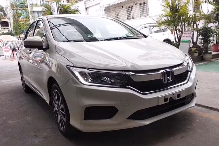 Phân khúc sedan hạng B tại Việt Nam đang được "thống lĩnh" bởi Toyota Vios và Hyundai Accent, mới đây có thêm ‘’gương mặt’’ Kia Soluto hoàn toàn mới – mẫu xe đang có giá bán dễ tiếp cận nhất phân khúc. Trước sự cạnh tranh ngày một cao từ các đối thủ, Honda Việt Nam (HVN) vừa bổ sung Honda City E giá rẻ dễ tiếp cận hơn giúp khách hàng tiết kiệm chi phí mua xe hơn phiên bản City CVT và City TOP.