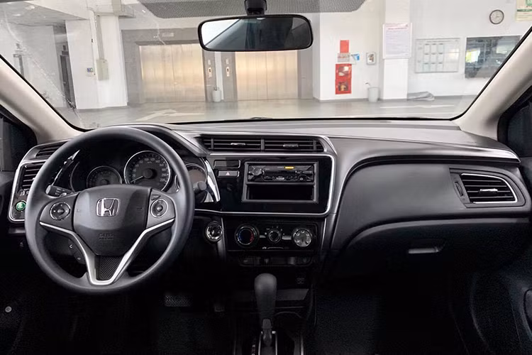 Để có mức giá thấp hơn so với phiên bản City G, phiên bản City E đã bị cắt bỏ đi màn hình cảm ứng 6,8 inch để thay thế bằng loại màn hình đơn sắc truyền thống; gương xe cắt tính năng gập điện; gương trang điểm, đèn cốp và camera lùi cũng đều bị cắt bỏ. Ngoài ra, các trang bị như 4 loa, điều hoà một vùng chỉnh cơ, gương chiếu hậu chỉnh điện. Các trang bị an toàn... vẫn được giữ nguyên.