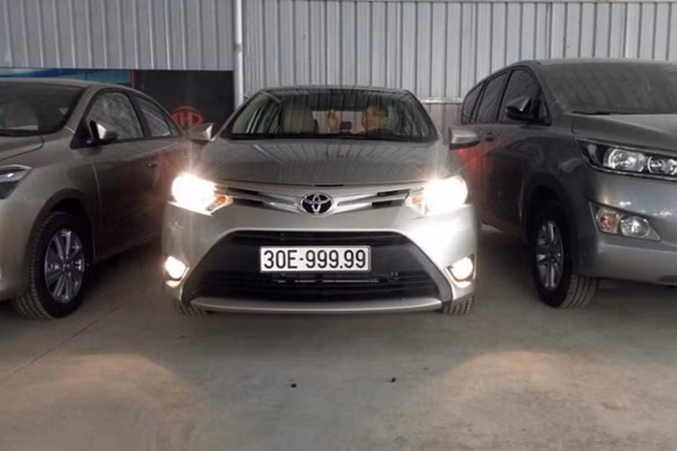 Việc những chiếc xe phổ thông giá rẻ sở hữu biển đẹp được bán lại với mức giá hơn 1 tỷ đồng cũng không phải là chuyện hiếm lạ. Vào cuối năm 2017, một chủ nhân của chiếc Toyota Vios tại Hà Nội được cho là "bốc biển" ngẫu nhiên và nhận được dãy số đẹp nhất trong ngày 24/11/2017 là: 30E-999.99.