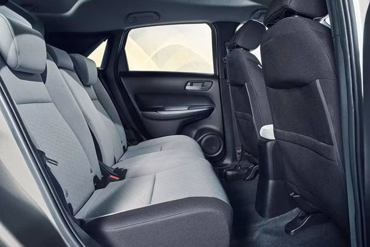 Bên trong Jazz 2020 sở hữu nội thất có nhiều nét tương đồng với xe điện Honda e. Sự tương đồng với Honda e được thể hiện qua vô lăng 2 chấu trước mặt người lái. Sau vô lăng là bảng đồng hồ kỹ thuật số toàn phần hiện đại. Trên mặt táp-lô xuất hiện màn hình thông tin giải trí LCD cảm ứng 7 inch lớn hơn trước, nằm giữa cửa gió điều hòa trung tâm thanh mảnh.
