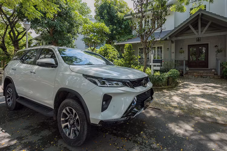 Kế thừa những giá trị vượt trội mẫu SUV 7 chỗ đã chiếm trọn lòng tin của gần 100.000 khách hàng Việt trong suốt 13 năm qua, Toyota Fortuner 2022 nâng cấp hứa hẹn tiếp tục duy trì vị thế là mẫu SUV đô thị hàng đầu với thiết kế sang trọng, bề thế, là người bạn đồng hành đáng tin cậy trên hành trình chinh phục thành công và những trải nghiệm mới.