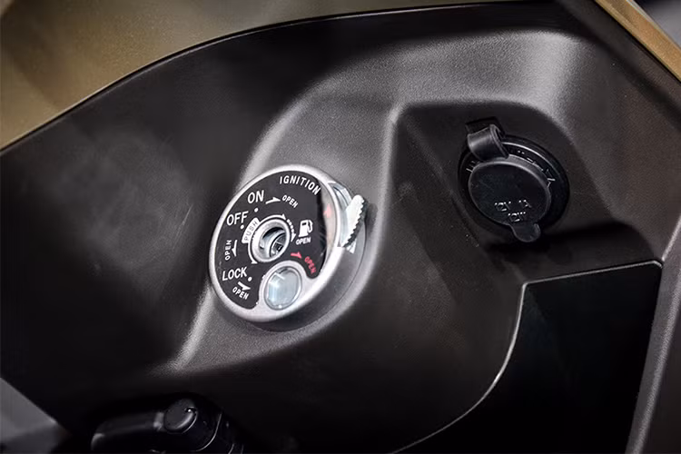 Phiên bản Cuxi 2018 không được trang bị hệ thống khoá điện thông minh mới của Yamaha mà vẫn dùng ổ khóa dạng từ thông thường, nhưng được bổ sung thêm cổng sạc 12V dành cho các thiết bị di động ở cạnh ổ khóa.