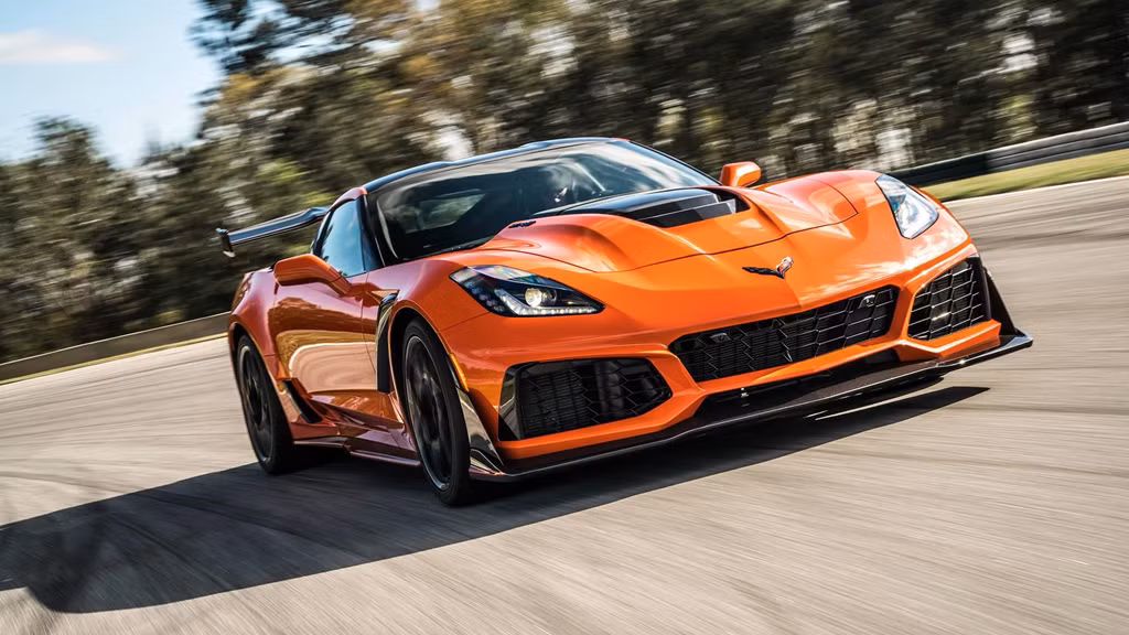 Ra mắt lần đầu vào năm 1953 và lớn hơn Porsche 911 10 tuổi, Corvette được xem như một trong những biểu tượng lớn nhất của ngành công nghiệp ôtô xứ cờ hoa. Nó trở thành kiểu mẫu cho những chiếc xe thể thao hai chỗ với mui xe có thể tháo rời. Mang đậm phong cách Mỹ, kích thước lớn và mũi xe vươn dài về phía trước. Tính đến nay, ZR1 2019 là mẫu xe nhanh nhất, mạnh nhất trong số các sản phẩm mang nhãn hiệu Chevrolet Corvette với động cơ V8 6.2L siêu nạp cho công suất lên tới 755 mã lực và mô men xoắn 970 Nm.