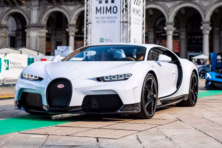 Mau son Bugatti Chiron dat ngang sieu xe Lamborghini Huracan 