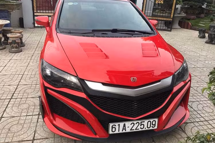 Phần đầu xe với cụm cản trước với thiết kế cực kỳ hầm hố. Lưới tản nhiệt cỡ lớn được ốp bạc rất ấn tượng. Không nhiều người có thể nhận ra chiếc Civic này nếu chỉ nhìn từ phía trước. Bộ bodykit thể thao này còn đi kèm với ốp hông và cản sau dạng xe đua.