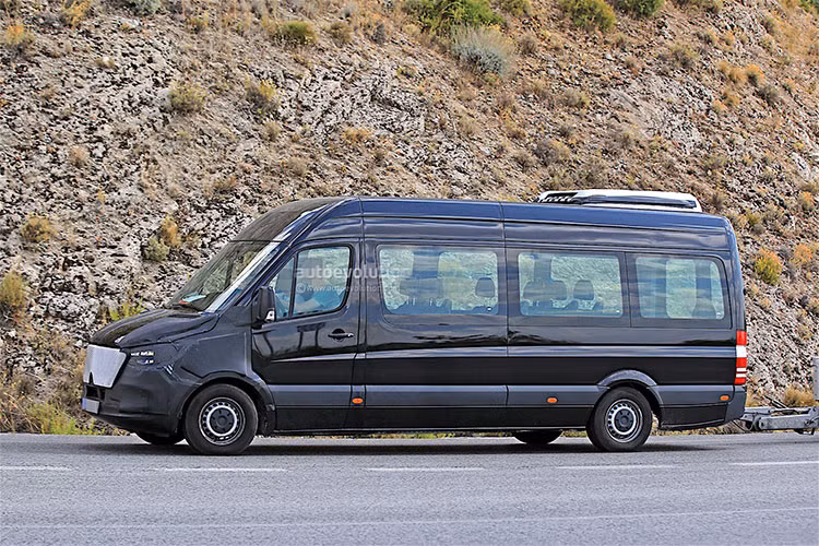 Sprinter thế hệ mới sẽ được Mercedes-Benz giới thiệu đầu tiên ra thị trường Châu Âu trong nửa đầu năm 2018 và các thị trường khác theo sau đó. Những chi tiết về chiếc xe sẽ được công bố trong vài tháng tới. Hiện phiên bản thử nghiệm của mẫu xe này cũng đã bị bắt gặp trên đường thử.