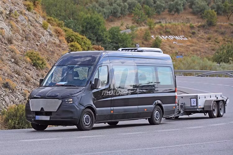 Tại thị trường Việt Nam, thương hiệu Mercedes-Benz từng giới thiệu mẫu xe VAN Sprinter từ cuối năm 2004 và hiện đã dừng sản xuất dòng xe này vào cuối năm 2012. Hiện vẫn chưa có thông tin nào về việc mẫu xe này sẽ tiếp tục xuất hiện phiên bản mới tại thị trường ôtô Việt.