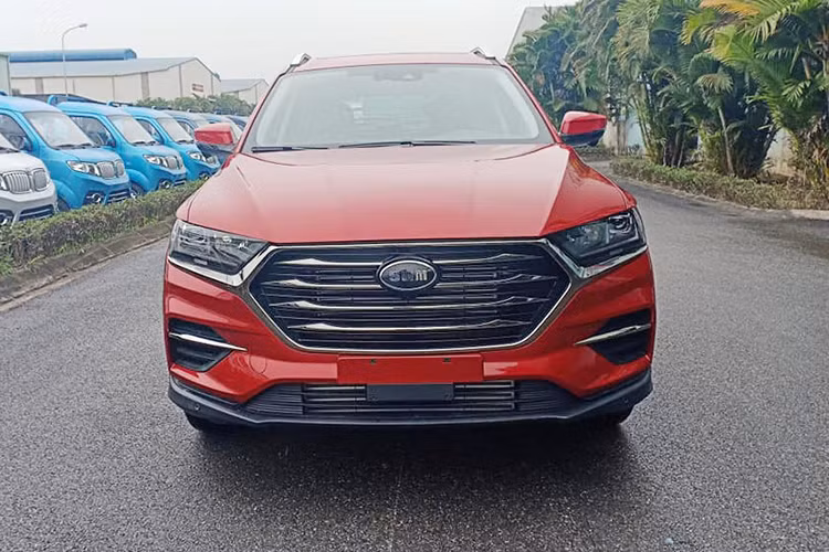 Về kích thước tổng thể, SWM G01 có chiều dài, chiều rộng, chiều cao lần lượt là 4.610, 1.855 và 1.725 mm. Thân xe có đường gân vuốt rất “ngọt” từ đầu xe ra đuôi xe và khu vực mang tai gần gương chiếu hậu cũng có logo hình cờ Ý. Phía bên dưới là la-zăng 18 inch thiết kế đa chấu đi kèm lốp có kích thước 255/60R18.