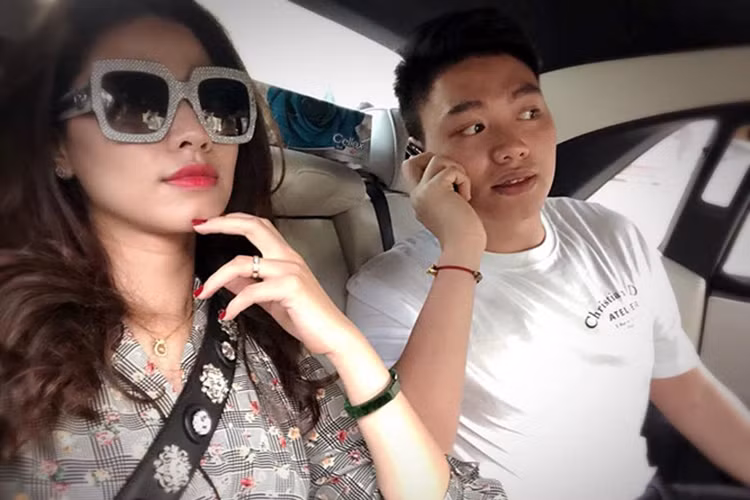Dương Bảo Hưng từng là du học sinh tại Anh và sinh trưởng trong gia đình giàu có bậc nhất Hà Thành. Hiện chưa rõ anh chàng này đang sở hữu bao nhiêu xế sang. Chỉ biết trên trang cá nhân của Bảo Hưng thường xuyên xuất hiện những chiếc xế sang bạc tỷ như; Rolls-Royce, Mercedes-Benz, Porsche, và Land Rover...