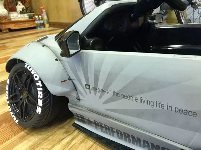 Ngoài ra, 4 bánh xe được hãng độ Liberty Walk chỉnh góc camber âm với phần trên hướng vào bên trong tạo vẻ lạ mắt và khá ngầu cho hình dáng của chiếc siêu xe Lamborghini Murcielago. Điều đáng nói, khi độ theo phương pháp này chủ nhân sẽ rất khó để về "zin" được.