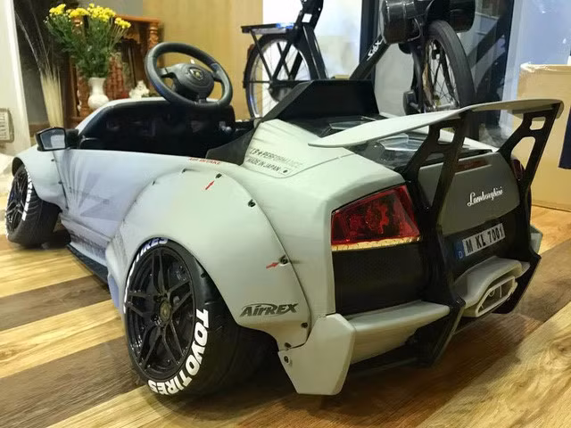 Ngoại hình chiếc siêu xe Lamborghini trẻ em này gây ấn tượng khi được thiết kế với vòm bánh xe mở rộng tối đa và được cố định bằng những con ốc. Cách độ này vừa tạo vẻ hầm hố cho siêu xe và đồng thời cũng khẳng định đây là phong cách đặc trưng trên những chiếc xế độ của hãng Liberty Walk.