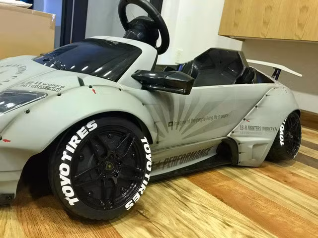 Để tạo sự ấn tượng, chiếc siêu xe Lamborghini Murcielago LP 640 mui trần dành cho "nhi đồng" này được khoác bộ áo xám mờ đi kèm nhiều đề-can màu đen và các sọc trước đầu xe nhằm tạo điểm nhấn cho xế độ. Bộ áo này giúp gợi nhớ đến những mẫu máy bay không quân của Mỹ.