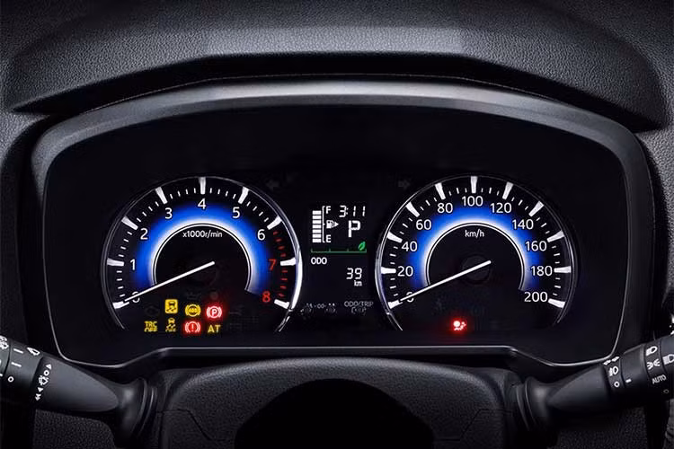 SUV 7 chỗ Toyota Rush 2018 thực tế là phiên bản song sinh của Daihatsu Terios và rất quen thuộc với khách hàng ở hai thị trường Đông Nam Á là Indonesia và Malaysia. Nhưng trong khi phiên bản 2018 đồng nghĩa việc Terios đã ở thế hệ thứ ba, thì Rush mới sang thế hệ thứ hai.