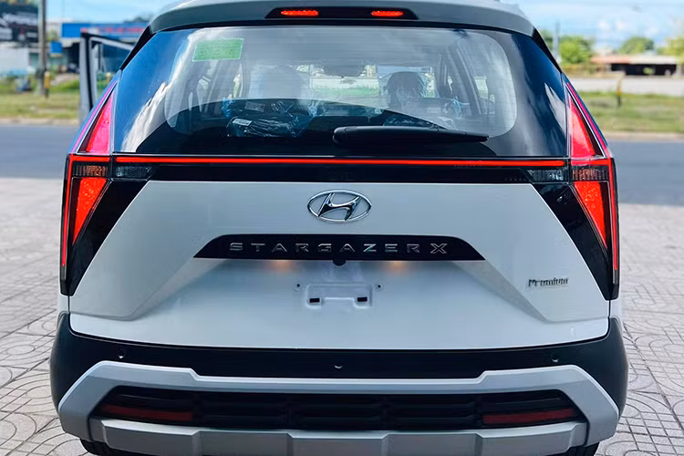 Hyundai Stargazer X giá rẻ có nhiều điểm nhấn nổi bật hơn hẳn bản Tiêu chuẩn. Thiết kế ngoại thất ấn tượng hơn, trang bị tiện nghi phong phú hơn. Ngoại hình xe đậm phong cách MPV lai SUV.