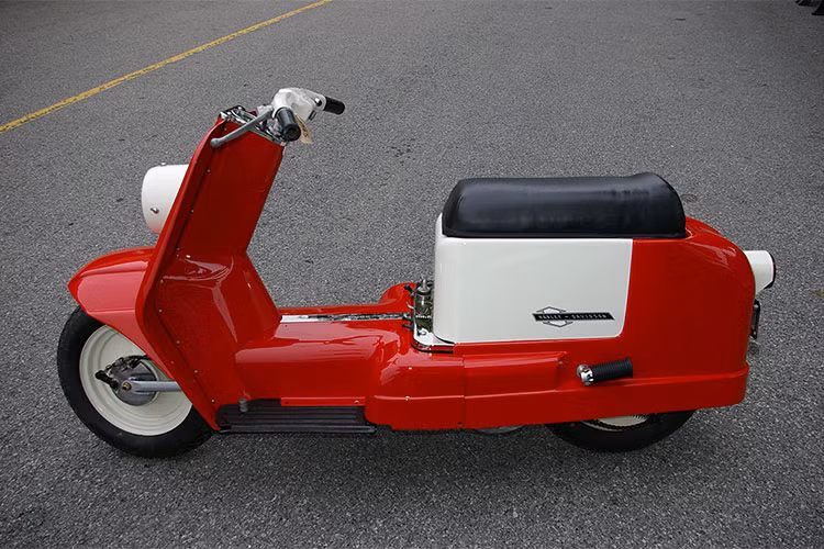 Thân của chiếc xe tay ga Harley-Davidson Topper này được làm từ thép không gỉ với hai tông màu khác nhau, những phần còn lại được làm từ sợi thủy tinh. Yên xe thiết kế liền lạc, đủ dùng cho hai người ngồi.
