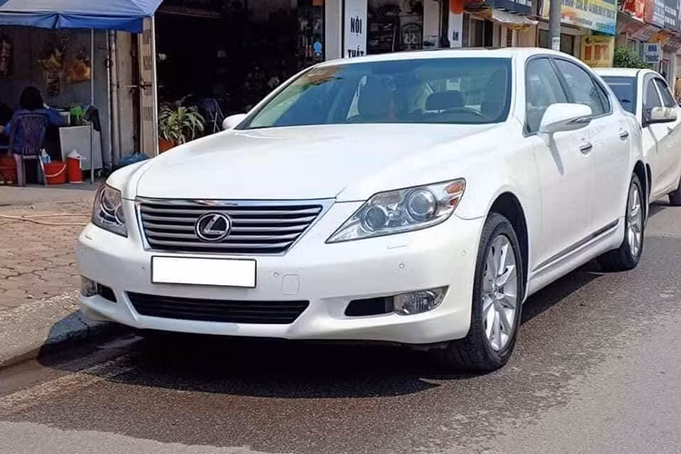 Theo các chuyên gia kinh nghiệm, thuộc phân khúc xe hạng sang cao cấp tại thị trường Việt, không lạ gì khi LS 460L còn sở hữu nhiều hơn những trang bị kể trên. Giá xe Lexus LS 460L 2010 này đang được chủ xe rao bán hơn 1,5 tỷ đồng trên sàn xe cũ. Để xe lăn bánh trên đường, khách hàng sẽ còn cần chi trả một số khoản thuế, phí bắt buộc theo quy định. 