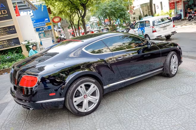 Số lượng Bentley Continental GT phiên bản mới tại Việt Nam không nhiều. Ngoài chiếc màu đen này còn có thêm chiếc màu đỏ, hiện vẫn chưa tìm được chủ nhân, và mẫu xe nhập khẩu chính hãng đang được trưng bày tại Hà Nội.
