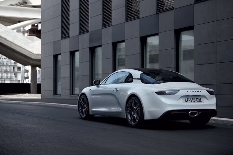 Sức mạnh của Alpine A110S đến từ khối động cơ tăng áp 1.8 lít 4 xi-lanh, đặt giữa, sản sinh công suất 288 mã lực và mô-men xoắn cực đại 320Nm, kết nối với hộp số ly hợp kép 7 cấp và hệ dẫn động cầu sau.