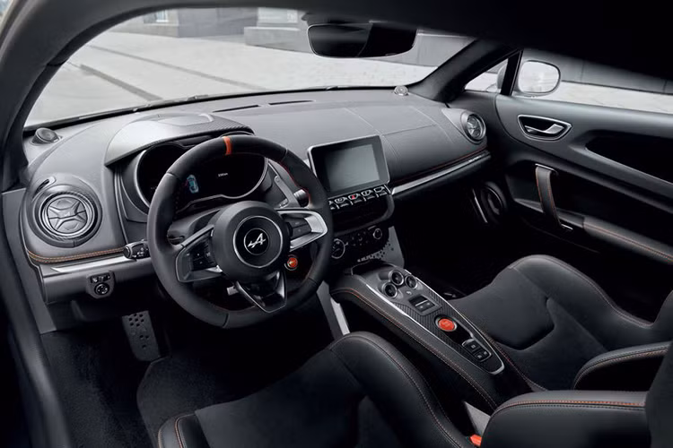 Bên trong nội thất A110S được trang bị các ghế thể thao Sabelt với bọc màu đen Dinamica và chỉ khâu tương phản màu cam. Các điểm nổi bật khác bao gồm các chi tiết trang trí sợi carbon, bàn đạp nhôm, hệ thống âm thanh Focal và vô lăng bọc da kết hợp Dinamica có một điểm nhấn màu cam ở giữa.