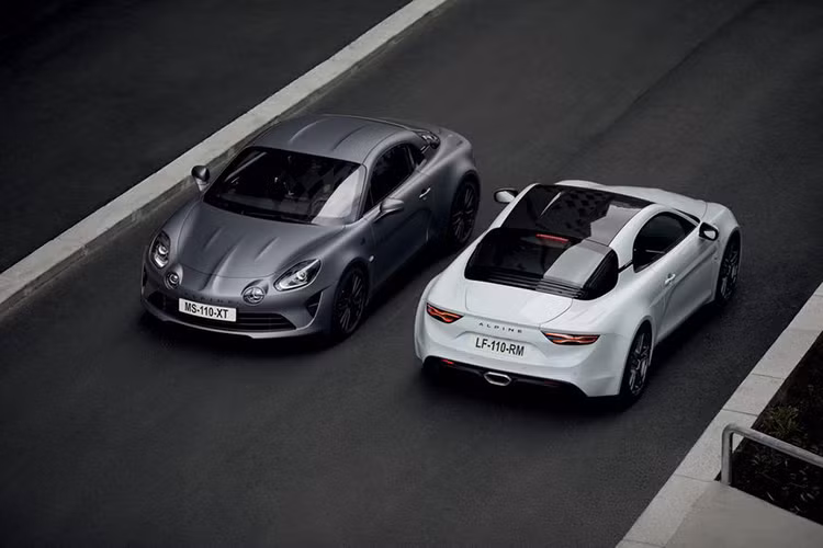 Theo kỹ sư trưởng của Alpine, Jean-Pascal Dauce, A110S còn khác biệt với A110 nhờ tính thể thao cao hơn, thiết lập khung gầm của A110S giúp tạo ra một chiếc xe thể thao rất tập trung vào khả năng hiệu suất. Ông cũng nói rằng độ ổn định ở tốc độ cao và độ xử lý chính xác cao cũng là hai trong số những điểm để phân biệt A110S.