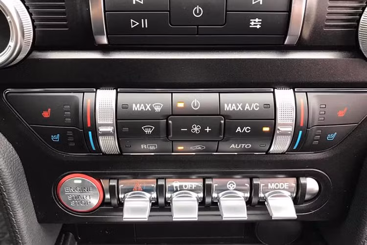 Ford Mustang Premium 2019 đầu tiên tại Việt Nam sở hữu khối động cơ Ecoboost 4 xy-lanh 2.3L cho ra công suất tối đa 310 mã lực và mô-men xoắn cực đại đạy 475 Nm. Ngoài ra, hộp số sẽ là 1 tuỳ chọn nữa, bao gồm hộp số sàn 6 cấp tiêu chuẩn và hộp số tự động 10 cấp.
