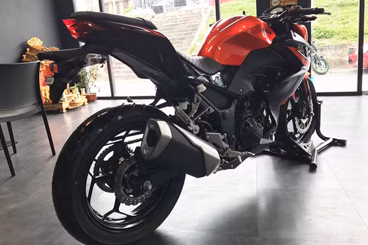 Trên phiên bản mới này, xe được bổ sung thêm màu cam hoàn toàn mới với tông màu được kế thừa từ mẫu xe đàn anh đình đám Z900 vừa mới được ra mắt cách đây không lâu và tông màu cam-đen với cách phối màu tương tự như "người anh cả" Z1000 2018. Các chi tiết vẫn mang nét dữ dằn và hầm hố của ngôn ngữ Sugomi truyền thống.