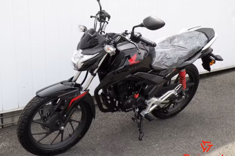 Sở hữu thiết kế nhỏ gọn, đơn giản nhưng không kém phần mạnh mẽ và thể thao - Honda CBF 125R mới được xem là một trong những con bài chiến lược của hãng xe máy Honda ở phân khúc xe côn tay giá rẻ dưới 150cc. Mẫu xe môtô cỡ nhỏ này vừa chính thức xuất hiện tại Việt Nam bởi một doanh nghiệp tư nhân kinh doanh môtô.