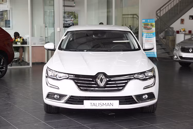 Talisman bản sedan lần đầu được công bố vào ngày 6/7/2015 tại lâu đài Château de Chantilly (Pháp) bởi CEO Carlos Ghosn của Renault. Mẫu xe này được xây dựng dựa trên khung gầm CMF-CD, phát triển chung bởi Renault và Nissan. Mẫu xe này đã xuất sắc giành giải thưởng "Xe đẹp nhất của năm 2015" trong Hội chợ ôtô quốc tế FAI, Pháp.